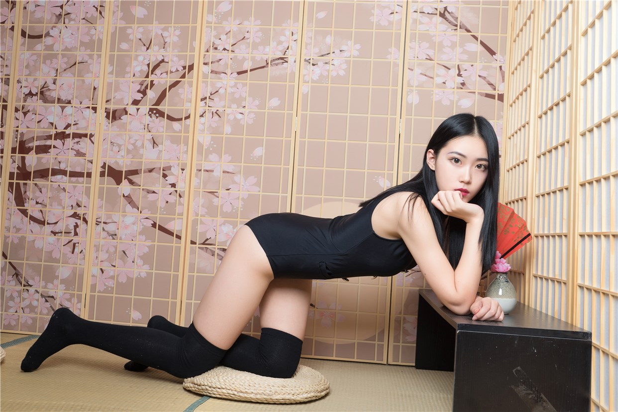 黑色制服的少女